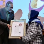 اهدای نشان درجه یک هنری به مینو غزنوی