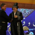 قاب ماندگار احترام؛ شاپان قزاق بر تن یک میزبان فرهنگی