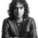 دانلود آهنگ رضا یزدانی میون ما سه تا فقط تقدیر پای قولی که داده وایساده